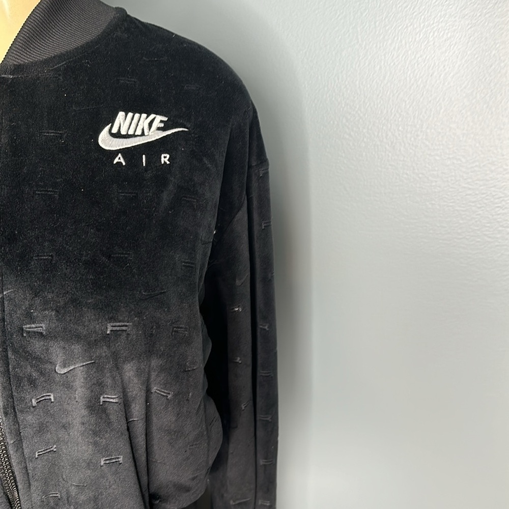 Nike air velour embossed jacket in black sz M front zipper , side welt pockets - Picture 2 of 7